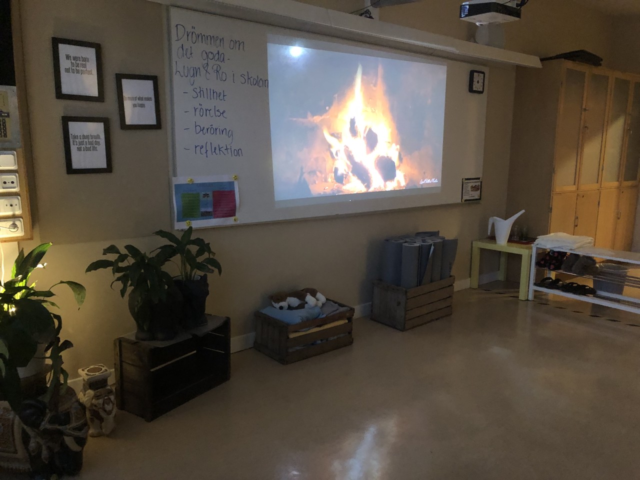 Klassrum med bild på eld